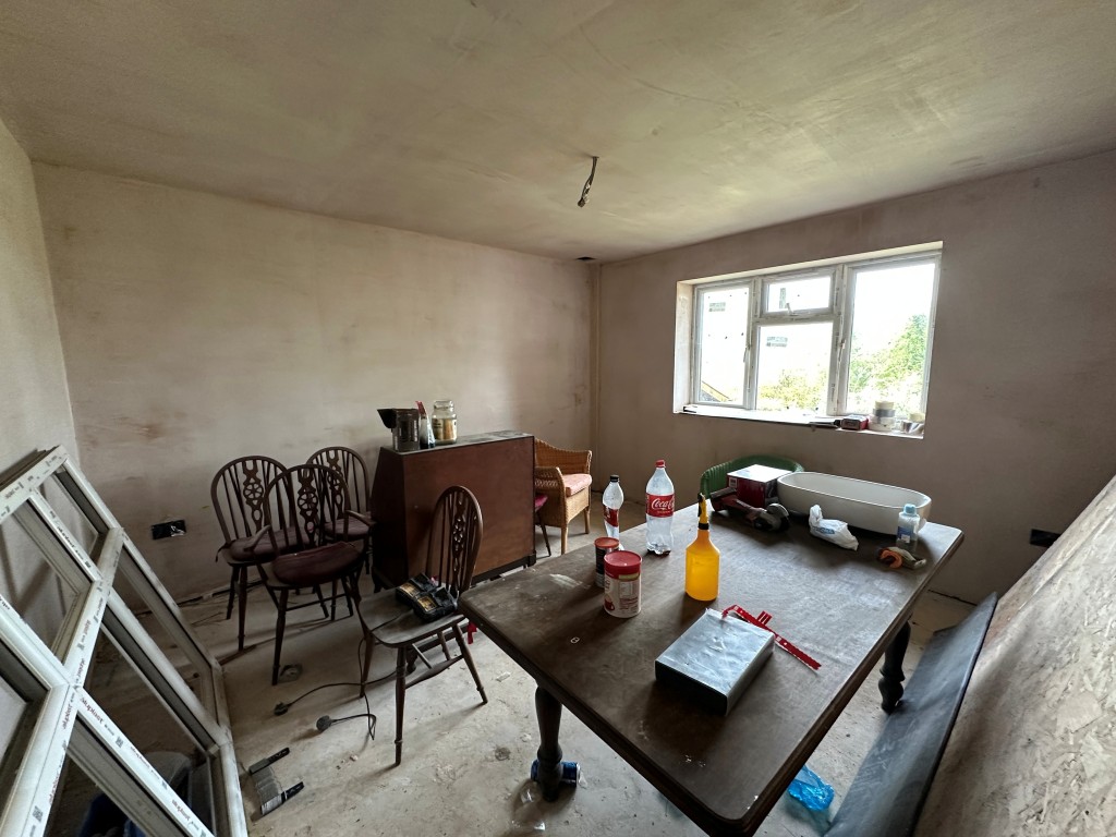 Lot: 127 - FOUR-BEDROOM DETACHED HOUSE IN NEED OF WORKS - Dining Room